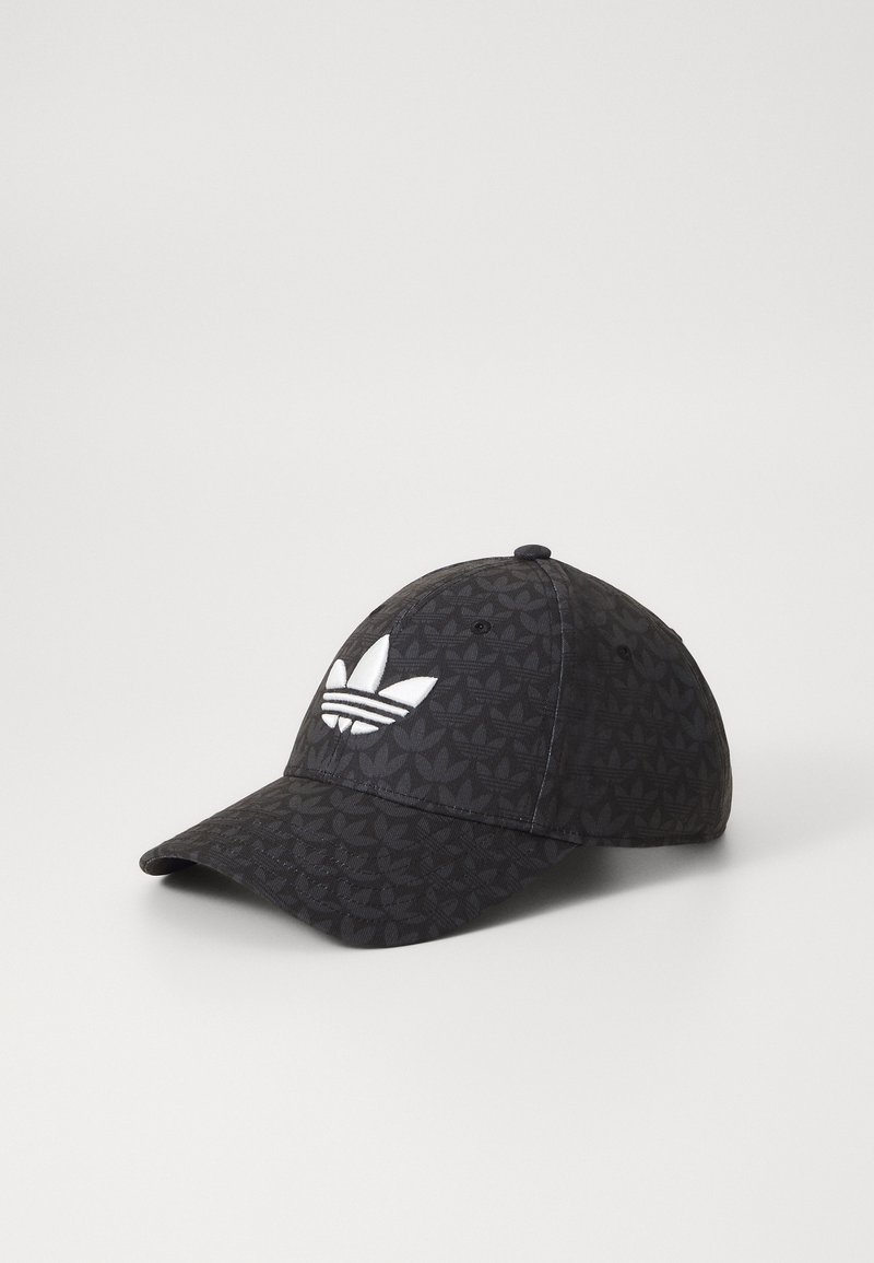 Zwarte honkbalpet met subtiel patroon en wit Adidas trefoil-logo geborduurd op het voorpaneel, gebogen klep en ventilatieoogjes.