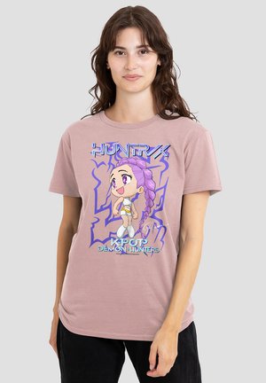 Helles rosa Baumwoll-T-Shirt mit einem Grafikdruck eines Cartoon-Charakters mit lila Haaren, vor einem blau-lila Hintergrund.