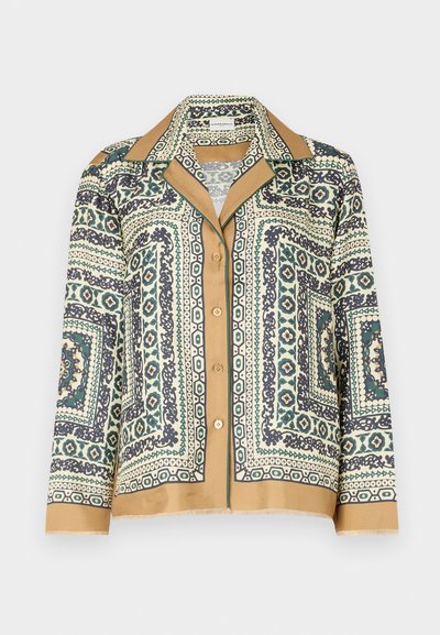 Trykt skjorte med knapper i cremefarvet, grøn og marineblå mønster, med en beige krave og manchetter; lange ærmer, klassisk pasform, glat tekstur.