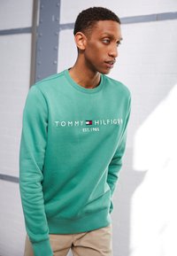 Tommy Hilfiger LOGO - Camisola - central green