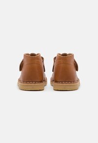 Petit Nord Copenhagen DESERT BOOT UNISEX - Lauflernschuh - cognac