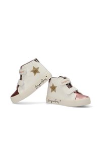 Zapatillas blancas altas con puntera metálica en oro rosa, detalle de estrella dorada y forro de estampado de leopardo. Cuenta con dos correas de velcro.