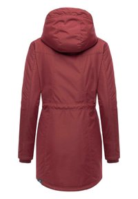 Bordowy, ocieplany parka z kapturem, ze zwężaną talią, długimi rękawami i gładką fakturą, z prostym dołem i minimalnymi szwami.