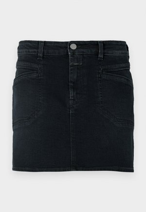 Fustă mini din denim închis la culoare, cu croială mulată, design cu cinci buzunare și închidere frontală cu nasturi. Prezintă detalii subtile de cusături și o textură netedă.