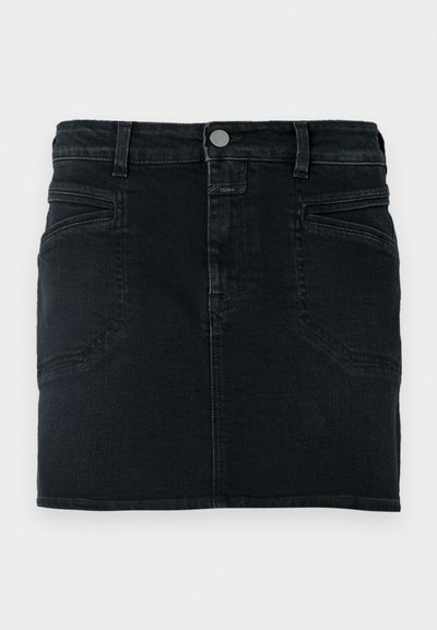 Mini-jupe en denim foncé avec une coupe ajustée, un design à cinq poches et une fermeture avant à boutons. Présente des détails de couture subtils et une texture lisse.