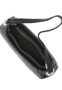 Bolso de mano de cuero negro con un acabado texturizado, cierre de cremallera y acentos de herrajes en dorado. El interior cuenta con un forro suave y múltiples bolsillos.