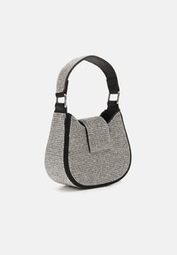 Borsa a tracolla nera e argento con una forma arrotondata, superficie testurizzata e manico nero. Presenta una chiusura a pattina e accessori metallici.