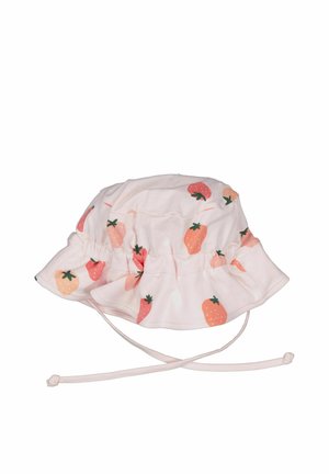 Vaaleanpunainen vauvan aurinkohattu, jossa oransseja ja punaisia mansikkakuviota, ja solmittavat leuanalushihnat valkoisella taustalla.