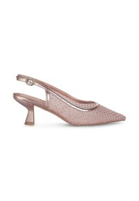 Talons slingback en mesh rose avec un bout pointu, ornés de petits clous, et un talon métallique structuré. Comprend une boucle ronde.