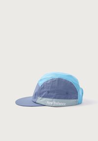 Cappellino blu e azzurro con visiera curva, texture a rete sopra, e logo "New Balance" in bianco sul retro.
