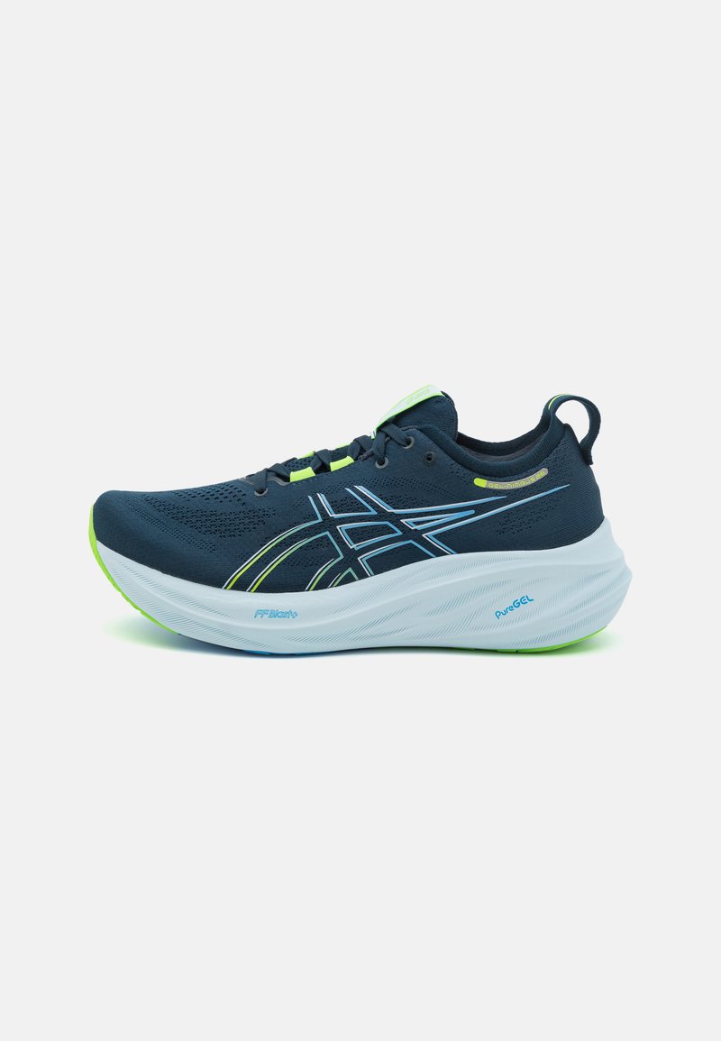Scarpa da corsa navy con tomaia in mesh traspirante, accenti verde neon e blu, comoda intersuola bianca e suola testurizzata per una migliore trazione.
