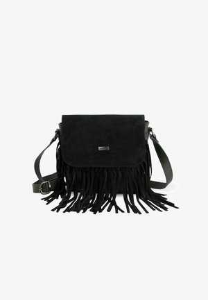 Černá semišová crossbody taška s třásňovým designem, která má magnetické zapínání a nastavitelný popruh. Textura vypadá jemně.