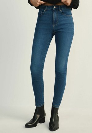 - Jeansy Skinny Fit
