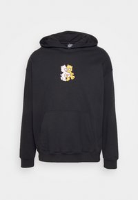 Sudadera negra de algodón con bolsillo tipo canguro. Destaca un colorido diseño bordado de dos osos en el pecho.