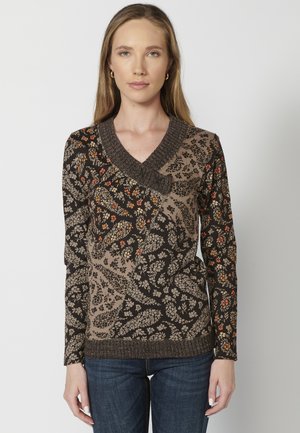 Un pull à motifs floraux marron avec un col en V, mettant en avant différentes nuances de beige et des accents orange, ainsi qu'un col texturé et côtelé.