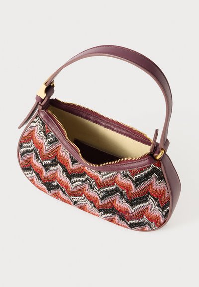Περιβραχιόνιο τσάντα με ζιγκ-ζαγκ σχέδιο σε κόκκινο, μαύρο και ασημί. Διαθέτει μαροίν χερούλι από δέρμα και χρυσό φερμουάρ. Εσωτερική επένδυση.
