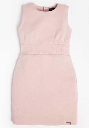 Ærmeløs pink kjole lavet af glat stof, der har en tætsiddende liv, plisseret detaljer ved taljen og en lynlåslukning på ryggen.
