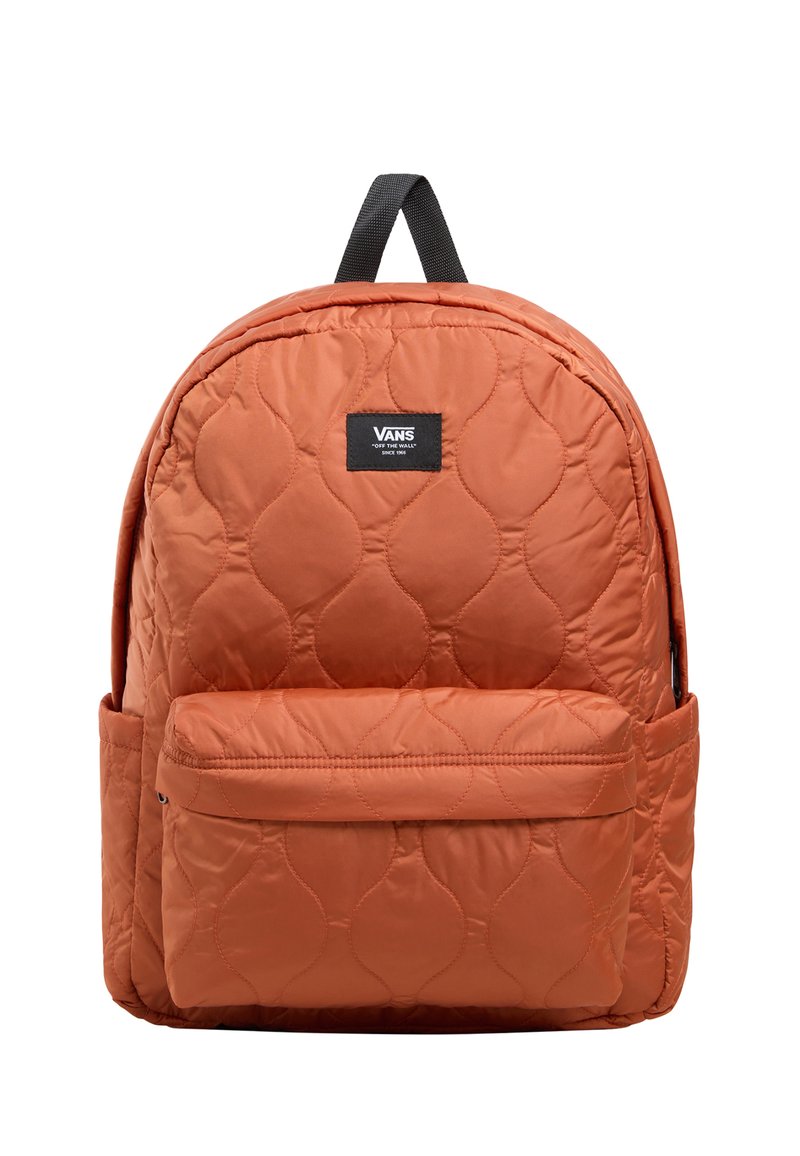 Gequiltde oranje rugzak met een voorvak, ritssluiting en een zwart logo-label. Heeft een ronde vorm en een gewatteerde textuur.