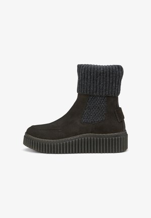 Bottines en daim noir avec un revers en tricot gris côtelé, un panneau latéral texturé et une semelle épaisse et striée. Présente des coutures contrastées.