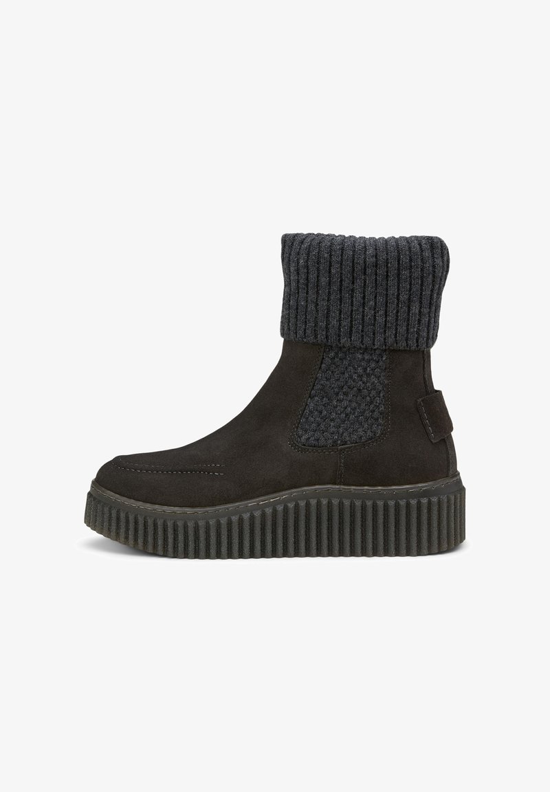 Schwarze Wildleder-Stiefeletten mit einem gerippten grauen Strickbund, einer strukturierten Seitenpaneel und einer dicken, gerillten Sohle. Mit Kontrastnähten.