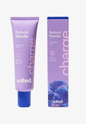 Tube lavande et boîte de Fluide Lissant Aiguille Naturelle Salée avec SeaSync, Spilanthol, Bakuchiol, et le mot "charge" en grandes lettres.