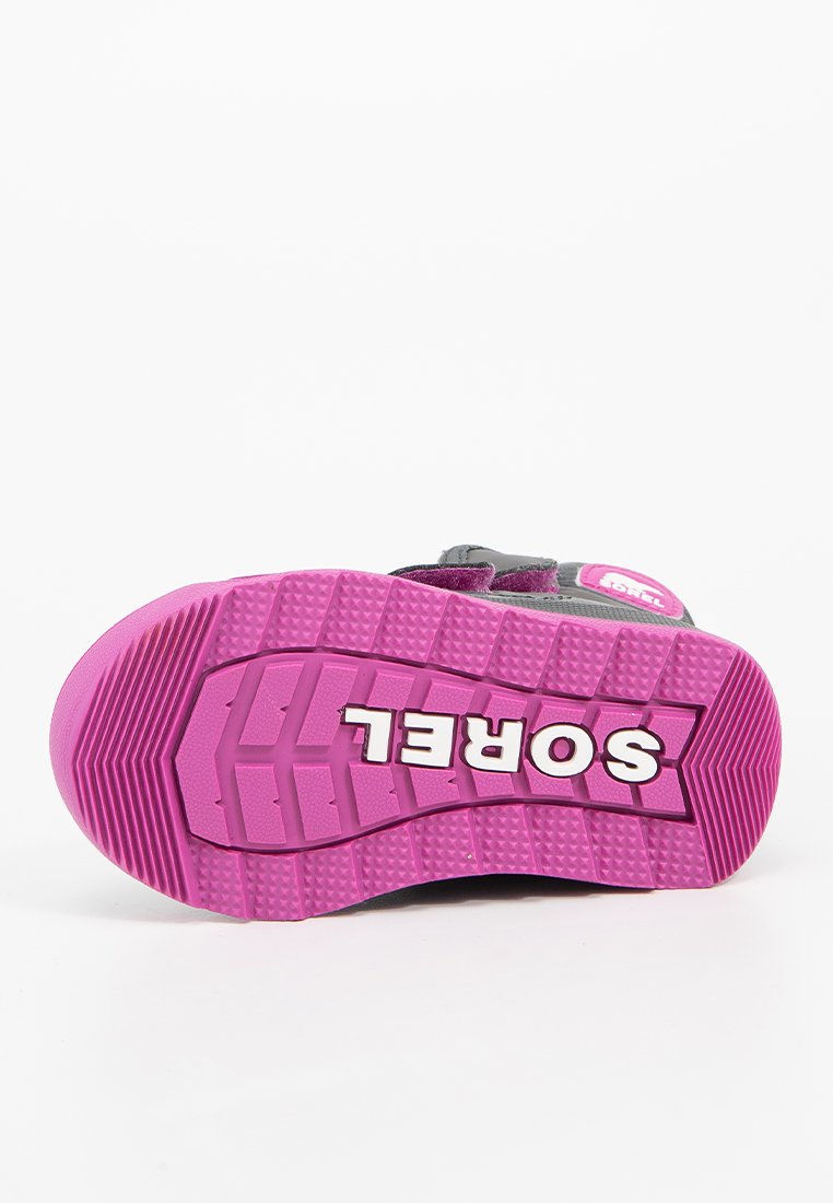 Grau-rosa Sorel Sneaker mit Gummisohle, ausgestattet mit einem strukturierten Profilmuster und dem markanten Markennamen.