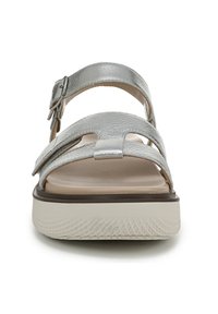 Sandali metallici argento con più fasce, fibbia regolabile e soletta imbottita beige. Presentano una suola esterna bianca testurizzata con un design a motivo.