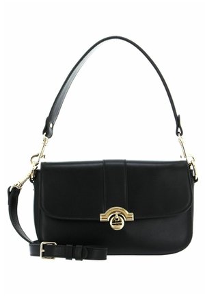 Sac à main en cuir noir avec un fermoir circulaire doré, bandoulière réglable, texture lisse et design structuré, avec un rabat pliable.