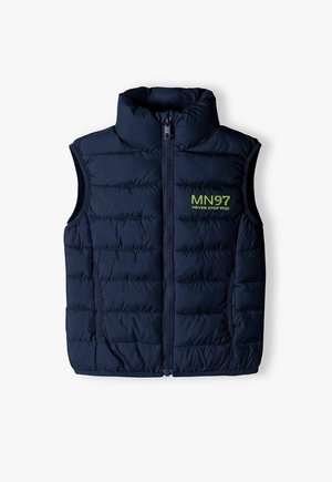 Granatowa pikowana kamizelka bez rękawów z przednim zamkiem błyskawicznym i neonowo zielonym napisem "MN97 Never Stop 97" na lewej piersi.