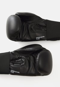 Svarta boxhandskar med gelkuddar, med en slät läderyta. Storlek märkt "12 oz" och modell "SPEED 50 GEL" på handleden.