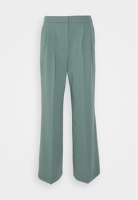Pantalons larges verts avec une coupe ajustée, présentant des plis avant, une texture lisse et une taille plate pour un design épuré.