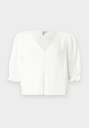 Άσπρη μπλούζα με κοντά μανίκια, λαιμόκοψη σε σχήμα V, κλείσιμο με κουμπιά και φουσκωτά μανίκια με σούρες. Υφασμα με υφή και άνετη εφαρμογή.