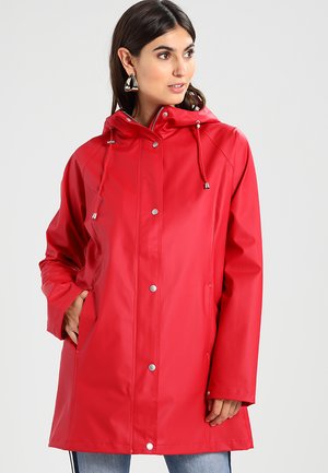 Rote wasserdichte Jacke mit Kapuze, vorderen Druckknöpfen und Zugbändern. Glatte Textur mit langen Ärmeln und seitlichen Taschen.