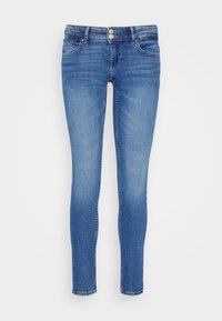 Jeans ajustados de mezclilla en un lavado azul medio, con dos bolsillos frontales, cremallera y cierre de botón, y un ligero desgaste en los muslos.