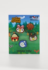 Crocsin Animal Crossing -teeman Jibbitz -koristeet, joissa on hahmoja, merisiili ja sininen spiraalimerkki metsätaustalla.