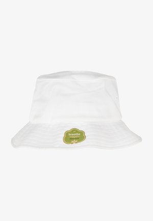 Pălărie albă din bumbac organic, cu o margine largă și ribbată, și un eticheta rotundă verde cu textul "Respiră din nou."