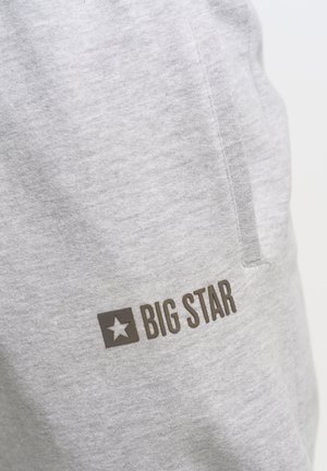 Hallide puuvillased jooksupüksid küljetaskuga ja tumeda pruuni "BIG STAR" logoga, millel on tähe graafika vasakul reitel. Pehme tekstuur.