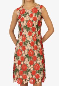 Abito in pizzo con fiori rossi e foglie verdi, su una base nuda. Design senza maniche con motivi floreali e orlo scallop.