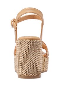 Sandali con plateau beige, tacco in juta intrecciata, cinturino alla caviglia regolabile e tomaia in pelle liscia. Vista posteriore che mette in evidenza texture e design.