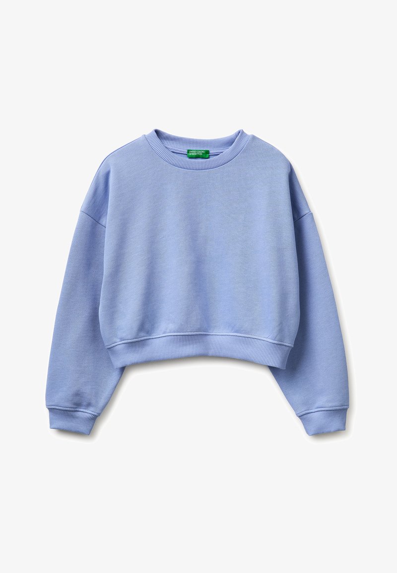 Sweat-shirt court bleu clair avec col rond, poignets et ourlet côtelés, avec une petite étiquette de marque verte à l’intérieur du col.
