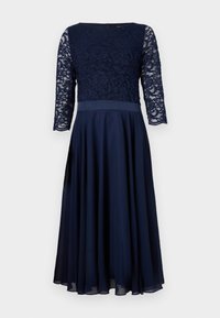 Robe bleu marine avec un corsage en dentelle et des manches trois-quarts, une jupe fluide et une taille ajustée. Dentelle texturée et tissu lisse.