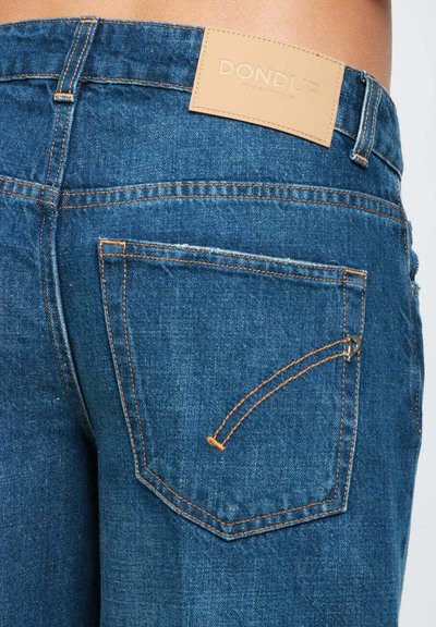 Jeans in denim blu con una superficie texturizzata, caratterizzati da cuciture arancioni e una tasca posteriore visibile. L'etichetta in pelle all'altezza della vita riporta la scritta "DONDUP."