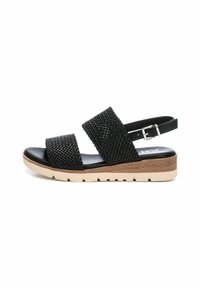 Sandalo in tessuto intrecciato nero con due ampie cinghie, plantare imbottito e suola piuttosto beige, testurizzata, con dettagli antiscivolo.