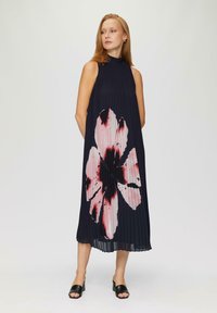 s.Oliver BLACK LABEL PLISSEE MIT BLUMEN-PRINT - Jurk - navy