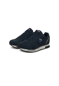 Scarpe da ginnastica blu navy in pelle scamosciata, con una tomaia texturizzata, punta rotonda, chiusura con lacci e suola bianca a contrasto.