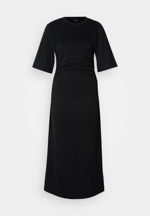 Melnas kokvilnas maxi kleitas ar īsām piedurknēm, apaļu kakla izgriezumu un savāktām detaļām jostas vietā, ar gludu tekstūru un vienkāršu dizainu.