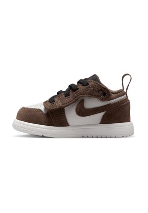 Lavskåret toddler-sneakers med brune ruskindsoverlejringer, hvidt læderbasis, sorte snørebånd og hvid gummisål.