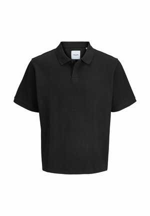 Tricou polo negru cu mâneci scurte, textură plisată, cu două nasturi la placket și guler, prezentat pe un fundal alb.