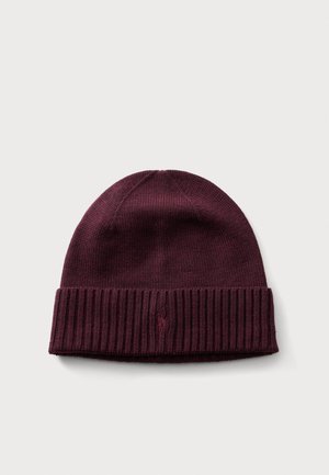 Bonnet tricoté bordeaux foncé avec un revers côtelé plié et un petit logo brodé au centre avant du revers.