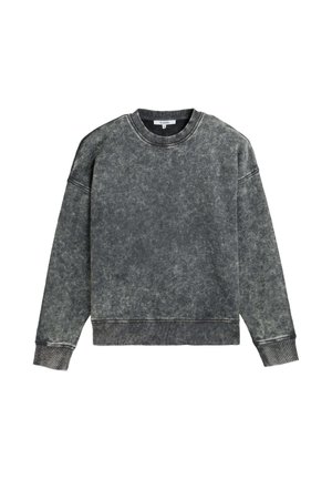 Sudadera gris de gran tamaño con un acabado texturizado y lavado. Cuello redondo acanalado y puños, con un ligero desvanecimiento y costuras reforzadas.